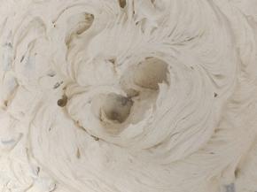 200克淡奶油加糖粉16克先打发做夹层，这里放了奥利奥碎，打的硬一点做夹层。