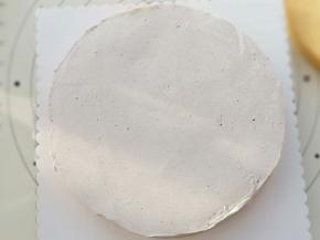 蛋糕切成2片，放上一片并抹好夹层。