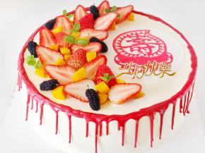 抹好面，白巧克力隔水融化加入色素搅拌均匀31度左右淋蛋糕一圈，然后再摆放好水果和装饰物就OK了。