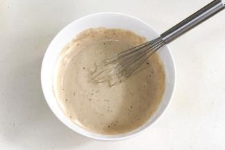 用手动打蛋器拌匀。