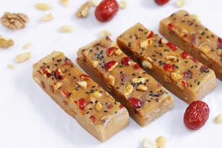 把红豆薏米茯苓糯米糕切块，如果喜欢吃热的话，继续放入微波炉打热20～30秒即可。