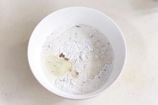 加入牛奶和玉米油。