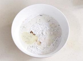 加入牛奶和玉米油。