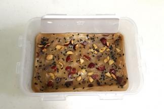 糯米糕取出稍放凉后，用刮板或汤匙四周刮开。