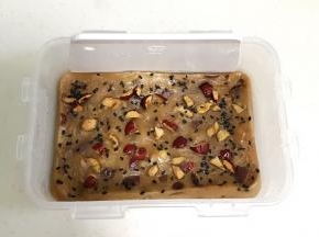 糯米糕取出稍放凉后，用刮板或汤匙四周刮开。