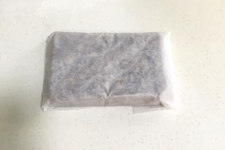 倒扣在油纸上放凉后，包起入冰箱冷藏30分钟。