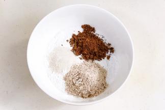 加入糯米粉、红豆薏米粉、茯苓粉和红糖粉，混合均匀。