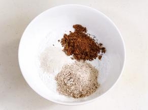 加入糯米粉、红豆薏米粉、茯苓粉和红糖粉，混合均匀。