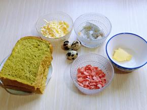 准备食材，吐司面包是昨天做的菠菜吐司，吐司上面没有要求。