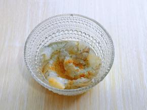 首先将虾仁洗干净，加入盐，料酒，胡椒粉抓拌均匀，腌制10分钟。