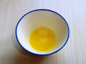 将黄油隔水融化，或者微波炉叮30秒。