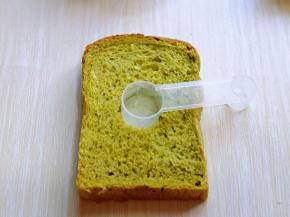 取一片吐司，再用一个圆形的物品在吐司中间压出一个○，三片依次压好。