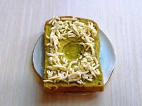 撒上马苏里拉芝士。(中间的○不要撒哈)