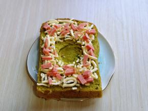 再摆放上火腿丁。