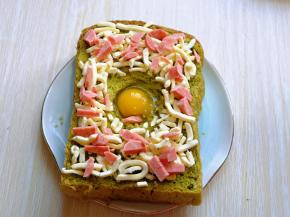 最后将鹌鹑蛋磕入中间的○圈里。