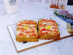 吐司出炉后将番茄酱与沙拉酱挤在吐司上即可。