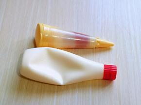 准备好沙拉酱与番茄酱。