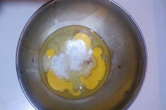 首先把鸡蛋、糖、蜂蜜、香草精放在一起