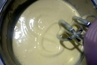 用手持电动打蛋器高速打发至蛋液体积膨胀发白，打蛋器提起画8字花纹不会立即消失