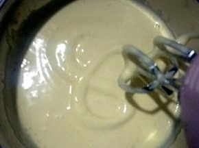 用手持电动打蛋器高速打发至蛋液体积膨胀发白，打蛋器提起画8字花纹不会立即消失
