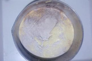 可可粉、玉米淀粉、低筋面粉混合均匀后过筛加入蛋液中翻拌均匀