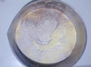 可可粉、玉米淀粉、低筋面粉混合均匀后过筛加入蛋液中翻拌均匀