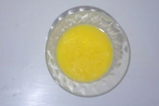 牛奶加黄油隔水融化