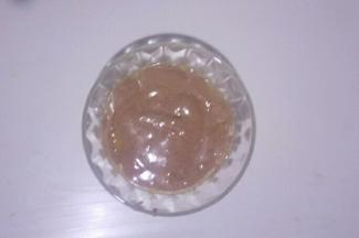 取少量蛋糕糊加入黄油中搅拌均匀