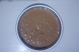 准备6英寸圆形模具，倒入蛋糕糊震动两下震出气泡