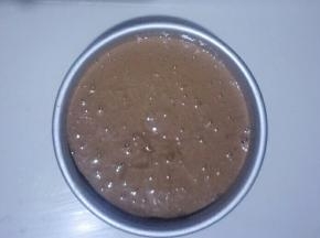 准备6英寸圆形模具，倒入蛋糕糊震动两下震出气泡