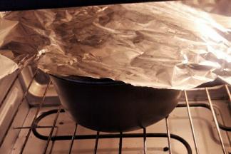 放入提前预热好的烤箱中层，上下火170度约烤40分钟左右。中途上色过深记得加盖锡纸噢