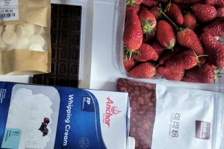 准备食材，草莓洗净