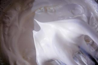 淡奶油加糖用手持电动打蛋器低速打发至奶油出现明显花纹，打蛋器提起奶油呈小直尖状态