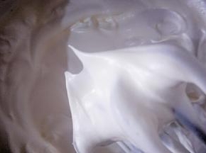 淡奶油加糖用手持电动打蛋器低速打发至奶油出现明显花纹，打蛋器提起奶油呈小直尖状态