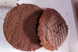 蛋糕胚脱模后把顶端凸起横切掉