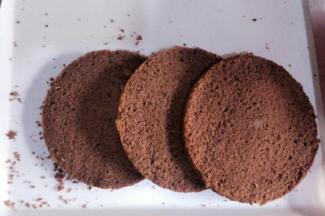 其余蛋糕胚横分成3等份