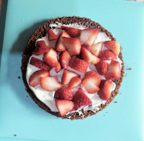 把草莓切块，涂一层淡奶油后放适量草莓块