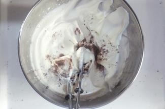 剩余淡奶油加可可粉搅拌均匀