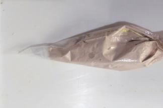 剩余淡奶油装入裱花袋，尖端剪一个小口子