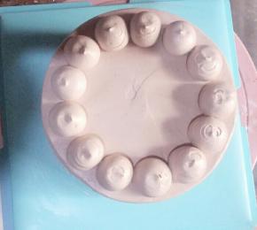 在蛋糕面上挤一圈小圆球