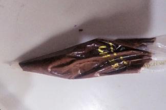 取一半巧克力装入裱花融化，在尖端剪一个小口子