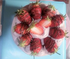 把巧克力画在草莓上，中间用草莓作下装饰