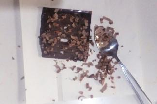 另一半巧克力用勺子刮出巧克力屑