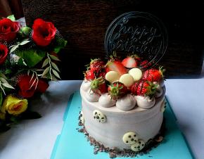 用巧克力币做下最后装饰，放上生日快乐牌即可