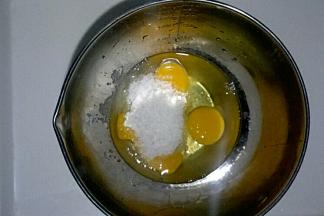 首先把鸡蛋和糖放在一起