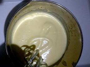 用手持电动打蛋器高速打发至蛋液体积膨胀发白，打蛋器提起画8字花纹不会立即消失