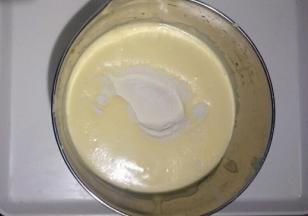 过筛加入低筋面粉