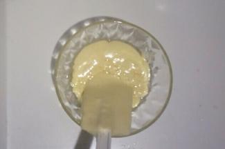 取少量蛋糕糊加入玉米油中搅拌均匀