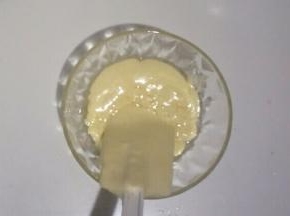 取少量蛋糕糊加入玉米油中搅拌均匀