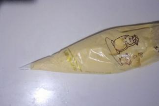 把蛋糕糊装入裱花袋，尖端剪一个小口子